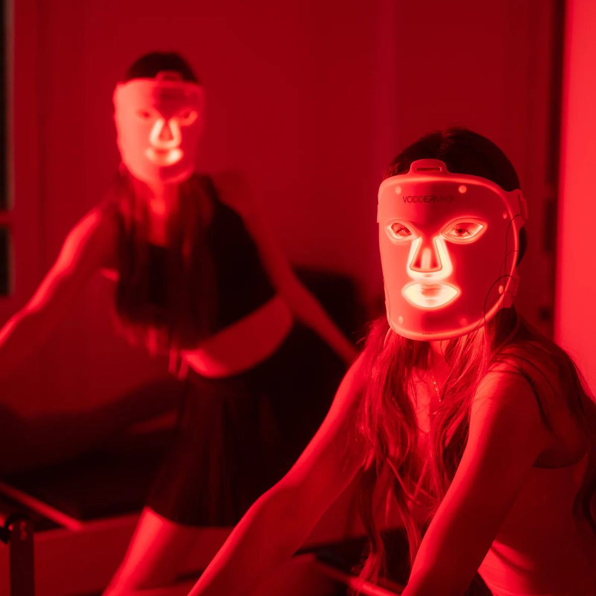Dos personas con la VODDERMASK encendida en luz roja