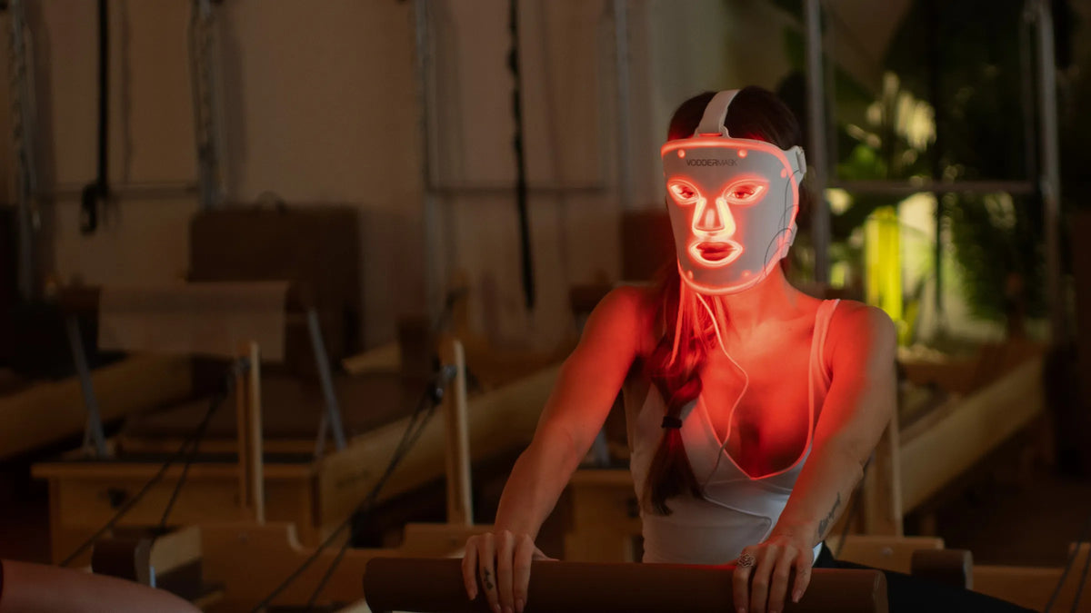 Mujer con la VODDERMASK encendida en un estudio