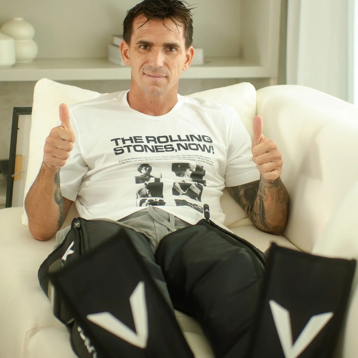 Hombre con las VODDERBOOTS puestas en un sillón haciendo pulgares arriba