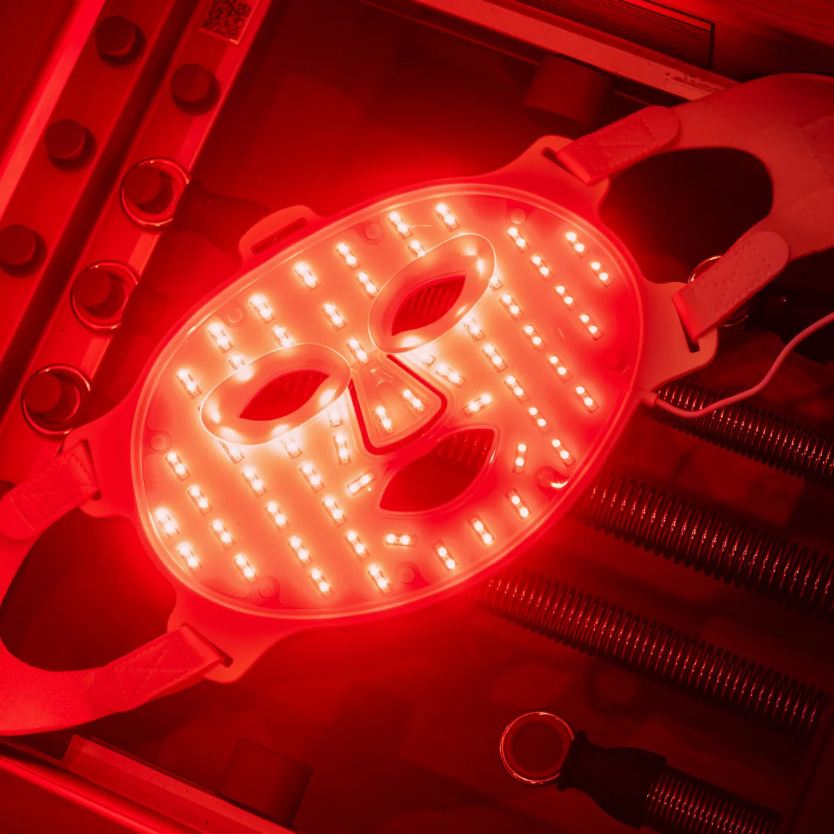 VODDERMASK encendida con sus 240 LEDs de luz roja