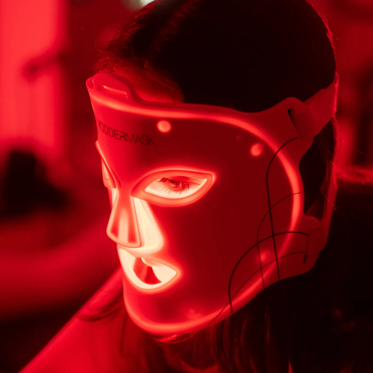 Mujer con la VODDERMASK puesta y la luz roja encendida