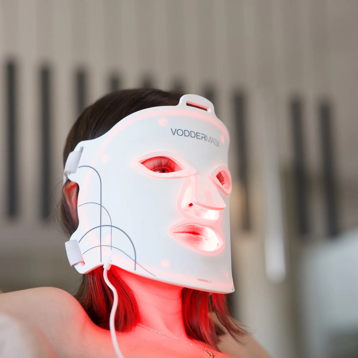 Mujer con la VODDERMASK puesta y la luz roja encendida