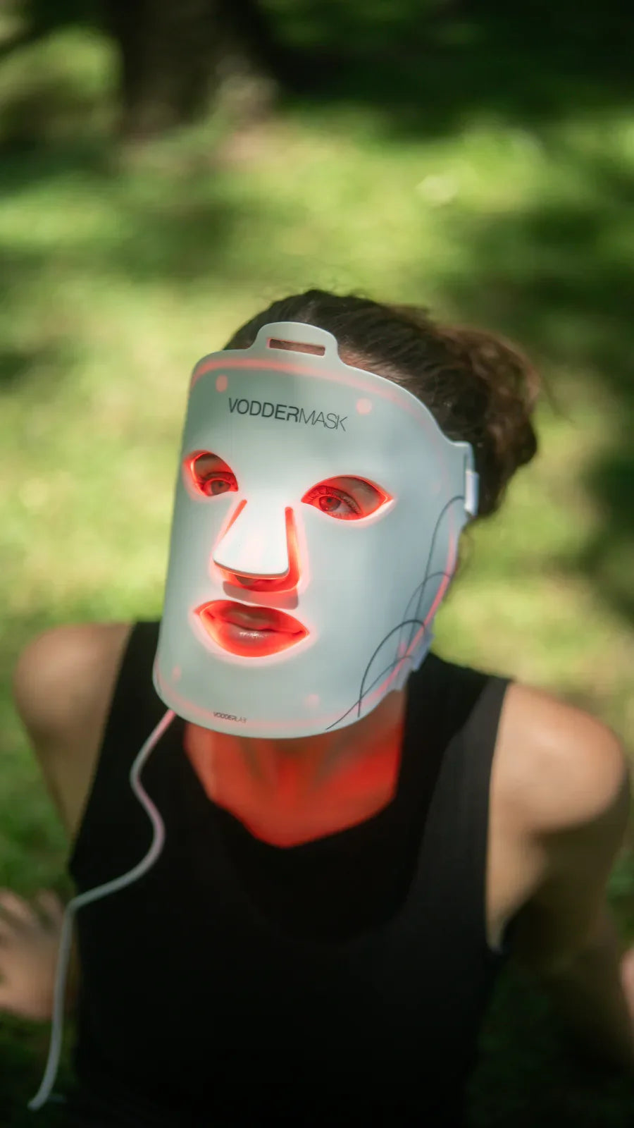 Persona usando la Voddermask con luz roja